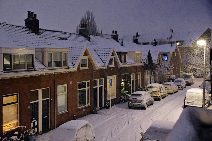 Sneeuw in Nederlandse straat