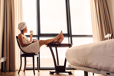 Vrouw ontspant in hotelkamer