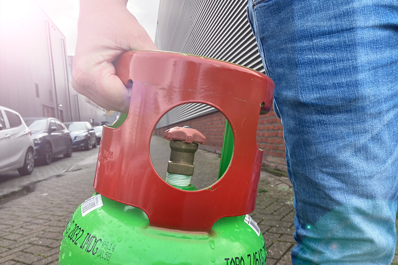F-gassen cilinder R32 in hand