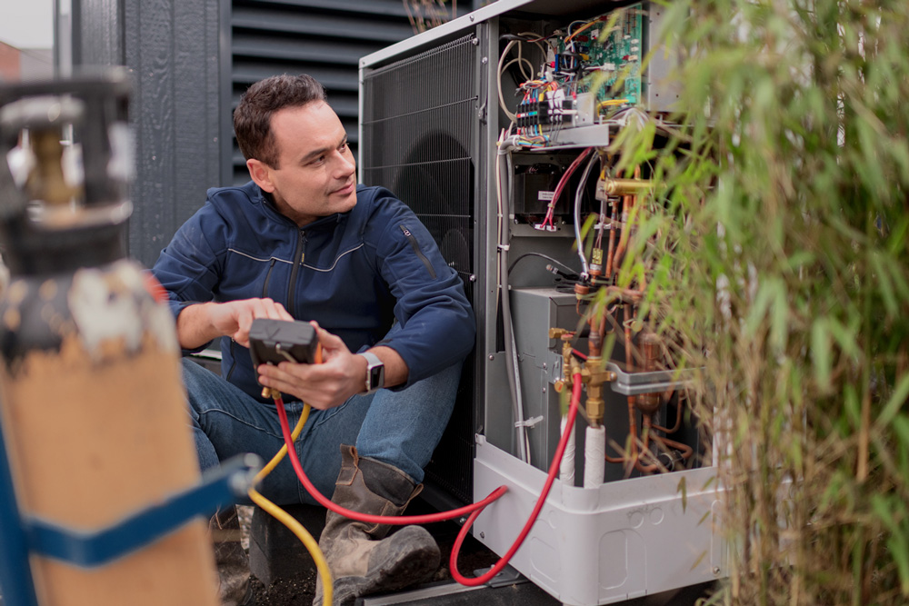 monteur bij Ecodan buitenunit
