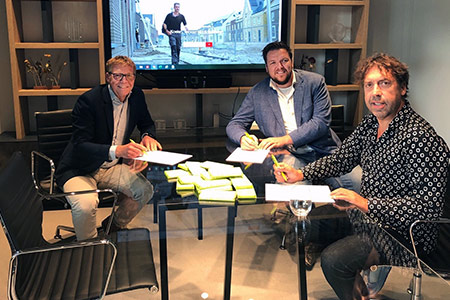 John Lens van TVVL en Erwin Tuijtel en Arjen de Jong van Alklima tekenen overeekomst