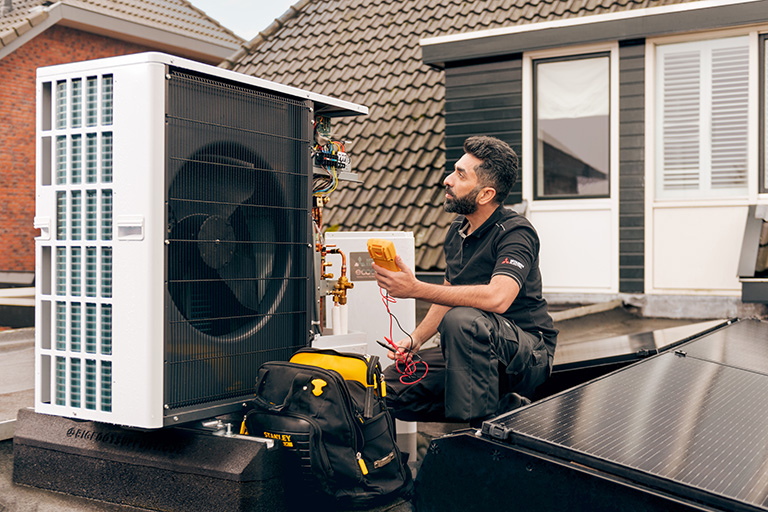 Warmtepompmonteur werkt op dak