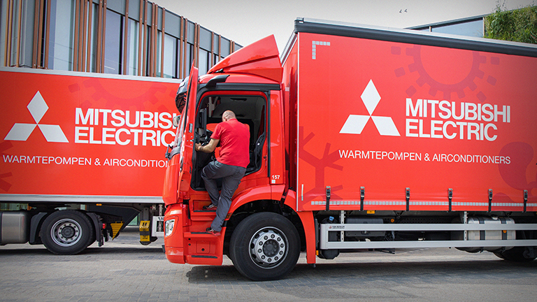 Vrachtwagen met Mitsubishi Electric op de laadbak