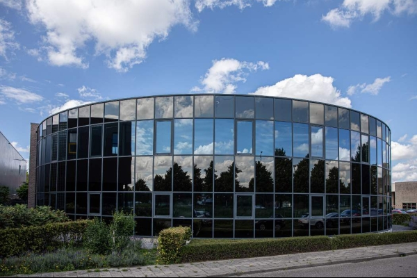 Een optimaal klimaat voor half rond glazen kantoorgebouw